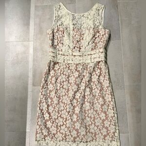 Donna Morgan Pretty lace scoop neck women’s dress size 10. Cream /flesh liner